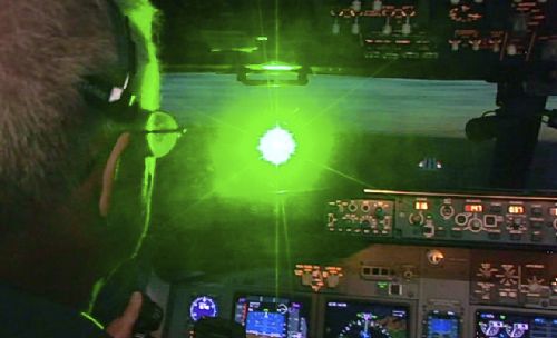 pointeur laser avion